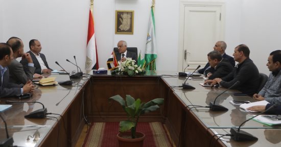 محافظ الجيزة يكلف برصف الطرق الرئيسية وتجديد شبكات المياه بحدائق الأهرام