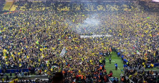 جماهير نانت تقتحم الملعب للاحتفال بالتأهل إلى نهائى كأس فرنسا.. فيديو