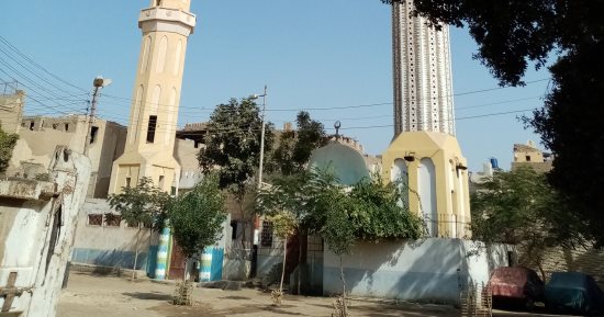 عمره أكثر من 400 عام.. حكاية مسجد نقادة العتيق بقنا.. مبنى من الطوب اللبن وسقفه خشبى وكان مدرسة للعلوم وتحفيظ القرآن.. وواعظ أزهرى: لا نعرف تاريخا محددا للبناء.. ويعد معلما إسلاميا للمدينة حافظ عليه الأجداد