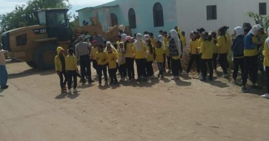 رئاسة مركز الخارجة تنفذ مبادرة "نظافة قريتى عنوانى" بدعم الأهالى وطلاب المدارس