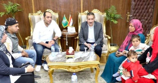محافظ المنوفية يلتقى "أسرة كفر الخضرة" ويقرر صرف مساعدات مالية وعينية عاجلة