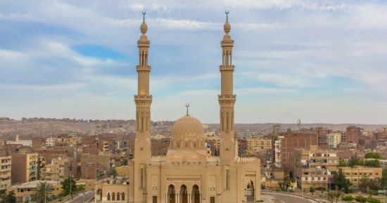 "مسجد بدر" تحفة معمارية فوق ربوة مرتفعة بأسوان.. موقعه كان طابية لأول كلية عسكرية بأفريقيا فى عهد محمد على باشا.. مبني على الطراز المملوكى ويضم 24 عمودا مزخرفا.. ومشكاوات القبة تحوى كتابات قرآنية بخط كوفى.. صور