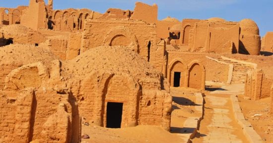 حكايات من الواحات.. قصة مدينة الموتى المقدسة والملاذ الآمن بالوادى الجديد.. البجوات ثانى أشهر موقع أثرى وكعبة السياح الأقباط.. عمرها يزيد عن 1800 سنة ولوحاتها تحكى قصة الخروج والأنبياء والقديسات.. صور
