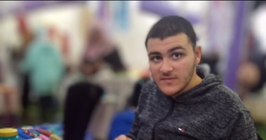 حكاية مانو.. طفل البحيرة الذى يواجه مرض التوحد بالإبداع الفنى.. يعشق المشغولات اليدوية وأعمال الهاند ميد ويشارك فى المعارض الفنية.. ووالدته: "مش هخبى ابنى فى البيت مرة تانية ولازم يندمج في المجتمع".. صور