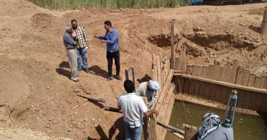 محافظة أسوان تبحث معدلات التنفيذ بمشروعات حياة كريمة بالقرى والنجوع