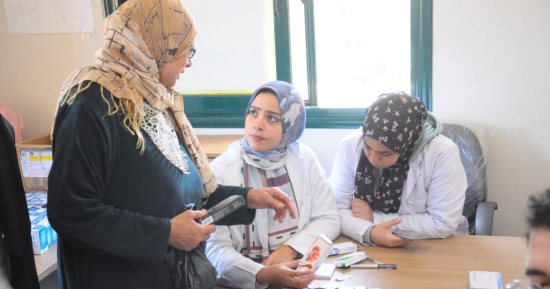 حياة كريمة.. الكشف الطبى على 840 حالة فى قافلة لجامعة كفر الشيخ بقرية نصرة