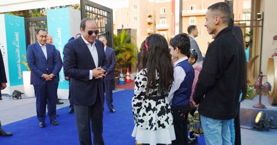 الرئيس السيسى للأسر المنتجة فى الاسمرات: "ها نوفر أى ماكينات أو معدات محتاجينها"