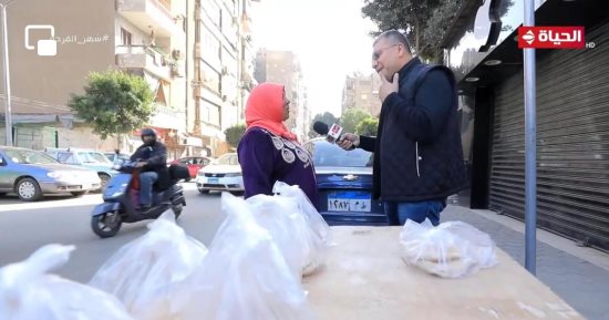بتبيع عيش علشان تربى أولادها.. وعمرو الليثى يجبر بخاطرها ويهديها مبلغت ماليا