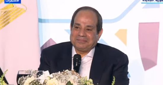 الرئيس السيسي يستجيب لمسنة من أهالى الأسمرات طلبت مصافحته فى إفطار الأسرة المصرية.. سيدة من الغارمات المفرج عنهن لـ"الرئيس": شكرا إنك فرحتنا فى رمضان.. والرئيس السيسي: نتحدث فى "حياة كريمة" عن 60 مليون مواطن