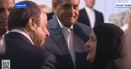 الرئيس السيسي يستجيب لإحدى المسنات من أهالى الأسمرات طلبت مصافحته