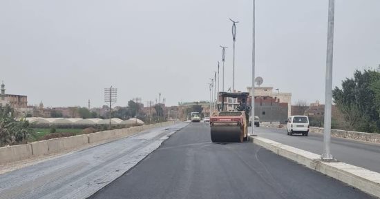 الجيزة: بدء رصف الطبقة السطحية بطريق طراد النيل فى أوسيم بطول 2.5 كم