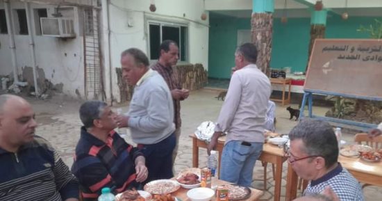 تعليم الوادى الجديد تنظم إفطارا جماعيا بحضور وكيل الوزارة والعاملين.. صور