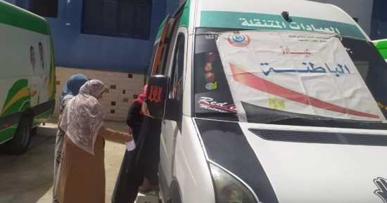 توقيع الكشف على 326 حالة مجانًا بإحدى قرى مركز الخارجة ضمن حياة كريمة