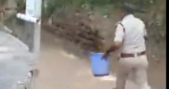 هندية تنجب طفلها وتتركه فى "دلو" داخل الحمام وتذهب للمستشفى.. فيديو