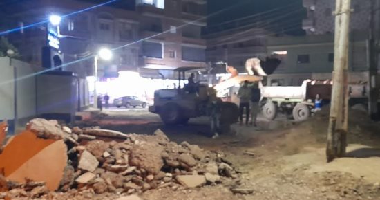صور.. حملات نظافة وإزالة الإشغالات ورصف الطرق ليلا بمدن كفر الشيخ