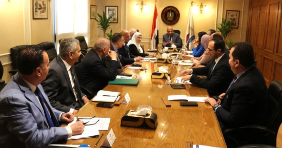وزير قطاع الأعمال يجتمع بالرؤساء التنفيذيين للشركات القابضة لمتابعة خطط العمل