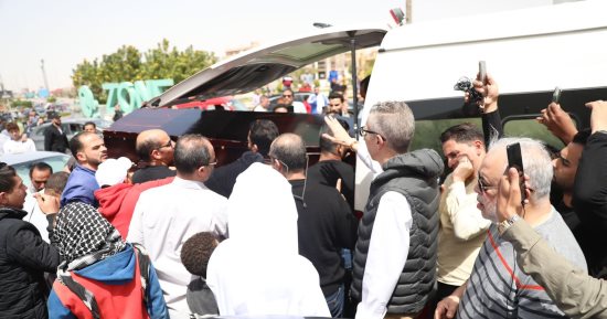 وصول جثمان شيرين الطحان لمسجد فاطمة الشربتلى..ومحمد محمود أول الحضور..صور