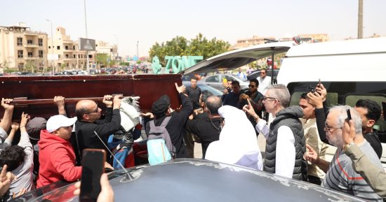 انهيار والدة شيرين الطحان لحظة وصول جثمان الفنانة إلى مسجد فاطمة الشربتلى..صور