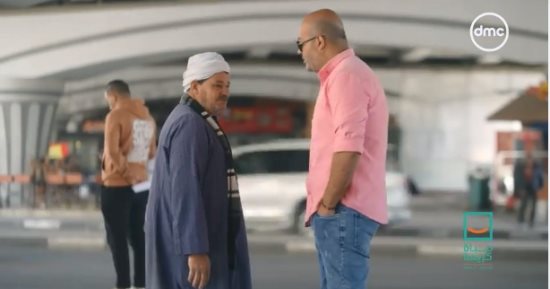 "حياة كريمة" يدخل الفرحة على مواطن بسيط ويهديه مبلغا ماليا لعلاج ابنته..فيديو