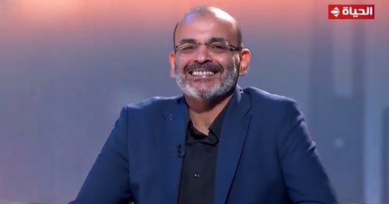 "أنا والقناع" أيمن بهجت قمر يكشف عن دور "شريهان" فى حياته.. ويؤكد: "والدى كان شغال مع زوج أمى".. وفاة والدى نقطة فاصلة فى حياتى وأتجنب المشاكل بالابتسامة.. وندمت على أغنية "أنا بعشق أمك" بس كنت محتاج فلوس