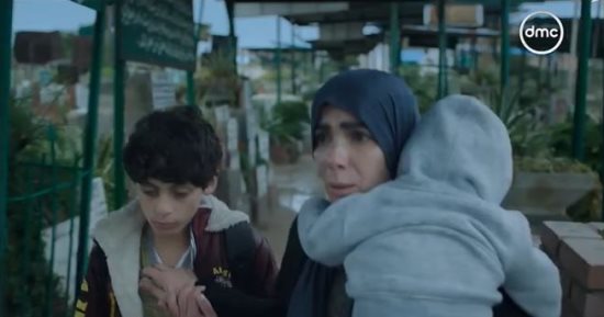 أفان تتر تحت الوصاية الحلقة 1.. منى زكى تنهمر بالدموع فى زيارة مقبرة زوجها