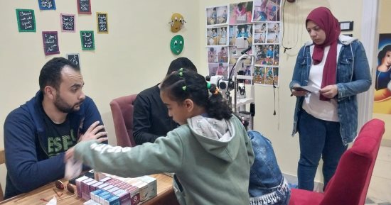 قافلة طبية مجانية داخل مؤسسة البنات بدمياط ضمن احتفالات يوم اليتيم.. صور