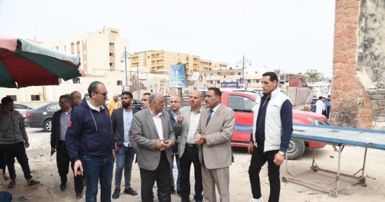 محافظ مطروح يوجه بإزالة كافة المعوقات بشبكة الصرف الصحى.. صور