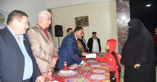محافظ مطروح يكرم الأمهات المثاليات والطلاب الأيتام المتفوقين.. صور