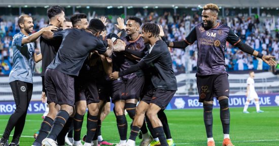 الشباب يُسقط الهلال بثلاثية فى الدوري السعودي.. فيديو