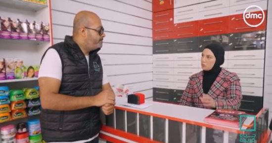 "حياة كريمة" يهدي مواطنا مبلغا ماليا 10 آلاف جنيه.. ويرد: يساعدني على سداد ديوني.. البرنامج يهدي المواطن ميدالية حياة كريمة.. ويدعم بـ 10 آلاف أخرى في صندوق الخدمات بإحدى الصيدليات لصرف الأدوية للمحتاجين