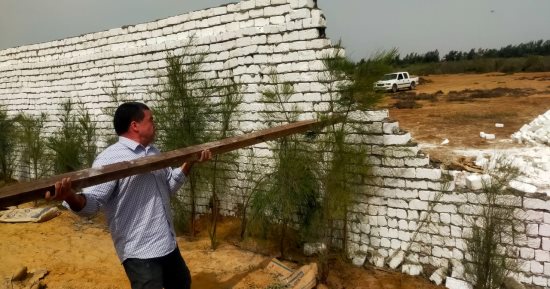 إزالة حالتى تعد بالبناء بدون ترخيص بالقنطرة غرب ومركز الإسماعيلية 