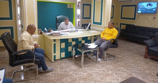 رئيس مدينة الأقصر يناقش رفع كفاءة النظافة ومتابعة المشروعات التنموية