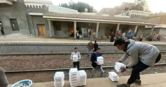 "عزموا القطار على الإفطار".. أهالى أشمون يوزعون وجبات على ركاب القطارات.. صور