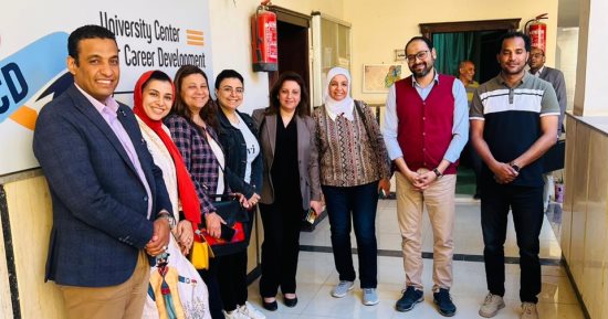 وفد من الجامعة الأمريكية يزور مركز التطوير المهني بجامعة الأقصر