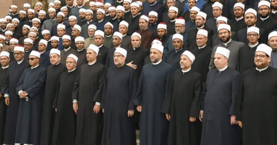 وزير الأوقاف يستشهد ببيت شعر للفرزدق تحية للأئمة عقب اجتماعه بهم