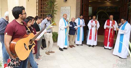 الكنيسة الأسقفية تستعد للاحتفال بأحد السعف بإعداد جريد النخل