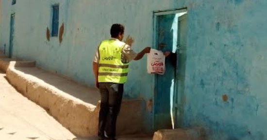 توزيع لحوم على 859 من الأسر الأولى بالرعاية فى قرى أسوان.. صور