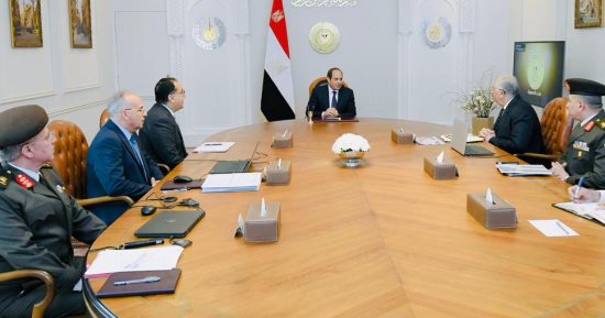 الرئيس السيسي يتابع تطورات المشروعات القومية لاستصلاح الأراضى الصحراوية على مستوى الجمهورية.. ويطلع على مشروعات التوسع الأفقى والرأسى لزيادة حجم وإنتاجية الرقعة الزراعية.. ويوجه بحشد القدرات وتعزيز عوامل النجاح