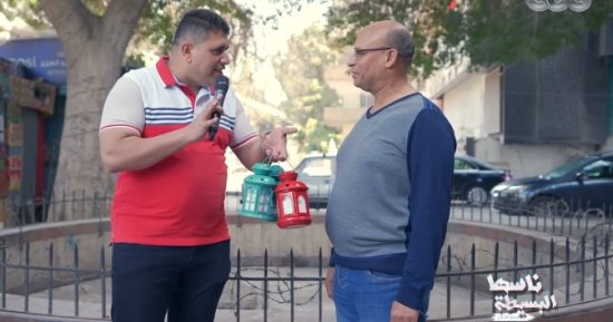 "ناسها البسيطة" يهدي مبلغا ماليا لسائق تاكسي في حلقة عن فضل الأمانة