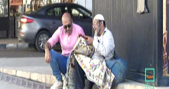 "حياة كريمة" يهدى بائع عجوز مبلغا ماليا وميدالية بسبب موقف إنسانى