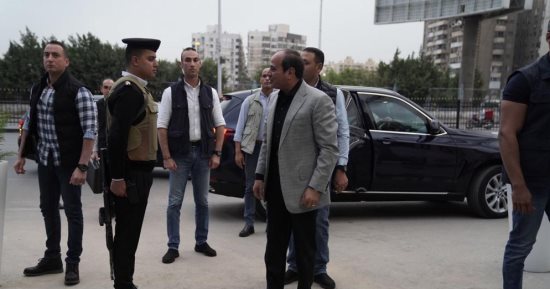 الرئيس السيسي يفاجئ قسم شرطة مدينة نصر أول بالزيارة.. فيديو وصور