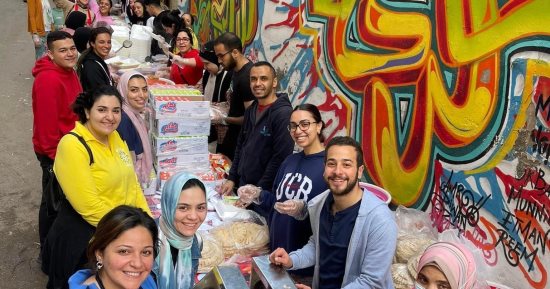 "فرحة الإسكندرية".. أهالى عروس المتوسط يطلقون حملة لإفطار الصائمين بالقرى البعيدة والنجوع.. بدأت بـ 40 وجبة وتستهدف إفطار 250 ألف صائم.. شباب وأطفال يتجمعون فى حب الخير.. صور