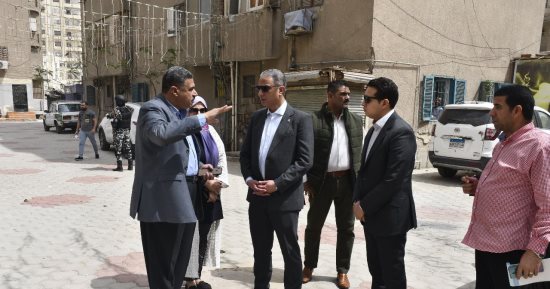 أحمد الأنصارى يتفقد أعمال الرصف وتركيب الإنترلوك بشوارع مدينة الفيوم.. صور