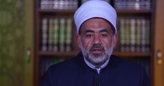 سيدة تسأل: زوجى يرفض مساعدتى أعمال المنزل فى رمضان؟.. والإفتاء تنصحه
