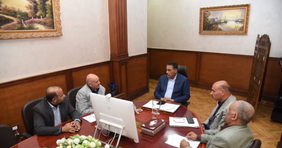 محافظ مطروح يناقش صيانة ورفع كفاءة خزانات تجميع مياه الأمطار