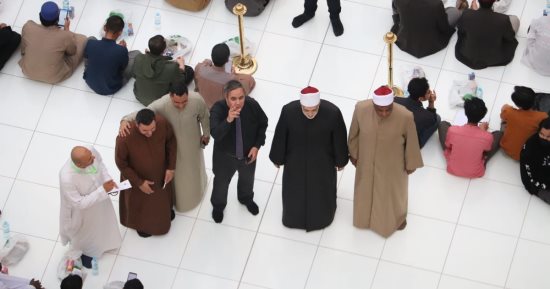 وكيل الأزهر يشارك الطلاب الوافدين الإفطار بالجامع الأزهر.. صور