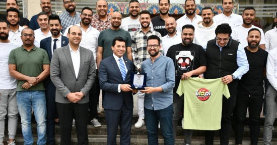وزير الشباب والرياضة يكرم شباب المطرية منظمي أكبر  مائدة إفطار رمضاني في مصر 