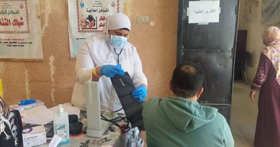 الكشف على 569 مواطنا فى قافلة طيبة تابعة لحياة كريمة فى قرية الأمل برأس غارب