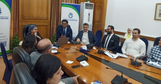 «الأغذية الخاصة» تناقش ضوابط تسجيل المصانع والمكملات الغذائية بهيئة سلامة الغذاء
