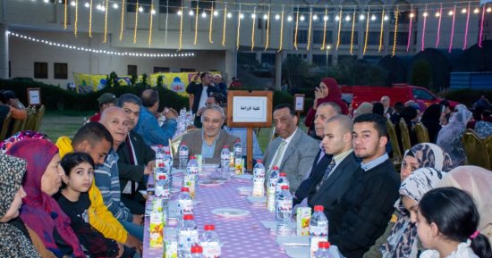 رئيس جامعة طنطا ينظم مائدة إفطار جماعى لـ 600 من العمالة المؤقتة بالجامعة.. صور